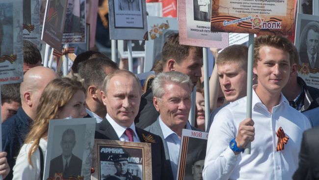Президент РФ В. Путин принял участие в шествии Бессмертный полк в центре Москвы Президент РФ В. Путин принял участие в шествии Бессмертный полк в центре Москвы