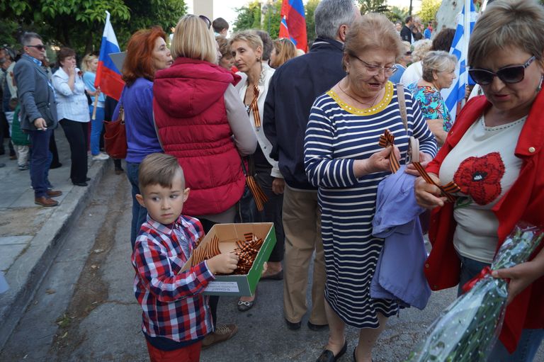 Мальчик раздает георгиевские ленточки на 9 мая в Афинах Мальчик раздает георгиевские ленточки на 9 мая в Афинах