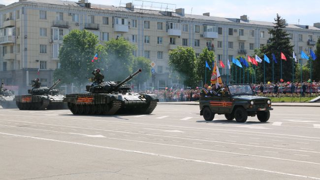 Парад в честь Дня Победы в Луганске. Архивное фото Парад в честь Дня Победы в Луганске. Архивное фото