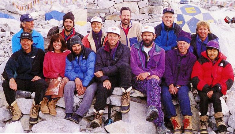 Фотография участников экспедиции на Эверест в 1996 году