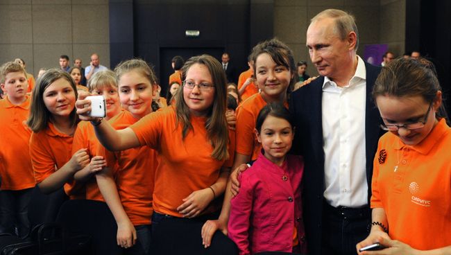 Президент РФ Владимир Путин фотографируется с учениками образовательного центра Сириус в Сочи Президент РФ Владимир Путин фотографируется с учениками образовательного центра Сириус в Сочи