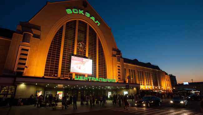 Вид на центральный железнодорожный вокзал в Киеве Вид на центральный железнодорожный вокзал в Киеве