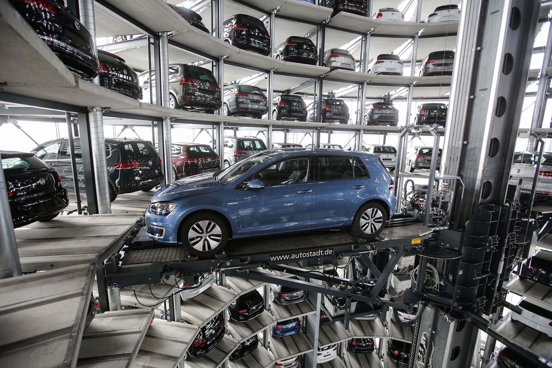 Башня доставки автомобилей на заводе немецкого автопроизводителя Volkswagen в Вольфсбурге, Германия - РИА Новости, 1920, 13.05.2026