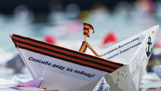 Кораблики, запущенные в Черное море участниками акции Кораблик Победы в Феодосии. Архивное фото Кораблики, запущенные в Черное море участниками акции Кораблик Победы в Феодосии. Архивное фото