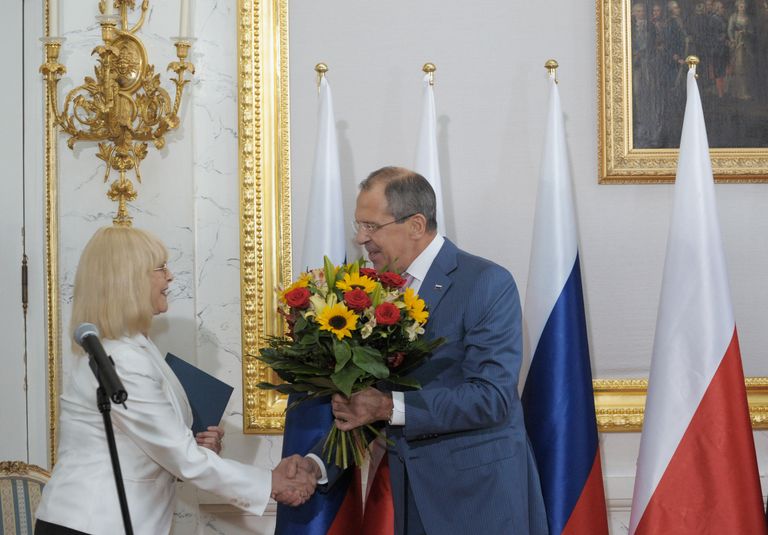 Министр иностранных дел России Сергей Лавров поздравил Барбару Брыльску, ставшую лауреатом награды глав МИД РФ и Польши за вклад в развитии двусторонних отношений Министр иностранных дел России Сергей Лавров поздравил Барбару Брыльску, ставшую лауреатом награды глав МИД РФ и Польши за вклад в развитии двусторонних отношений