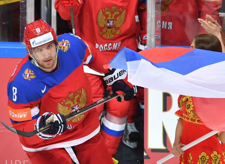 Игрок сборной России Александр Овечкин перед матчем группового этапа чемпионата мира по хоккею между сборными командами России и Швейцарии. Игрок сборной России Александр Овечкин перед матчем группового этапа чемпионата мира по хоккею между сборными командами России и Швейцарии.