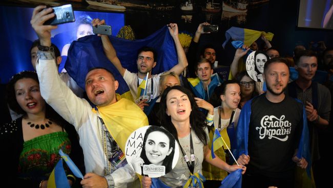 Болельщики конкурсантки от Украины Джамалы в пресс-центре во время ее выступления в финале международного конкурса Евровидение-2016, на церемонии награждения. Архивное фото Болельщики конкурсантки от Украины Джамалы в пресс-центре во время ее выступления в финале международного конкурса Евровидение-2016, на церемонии награждения. Архивное фото