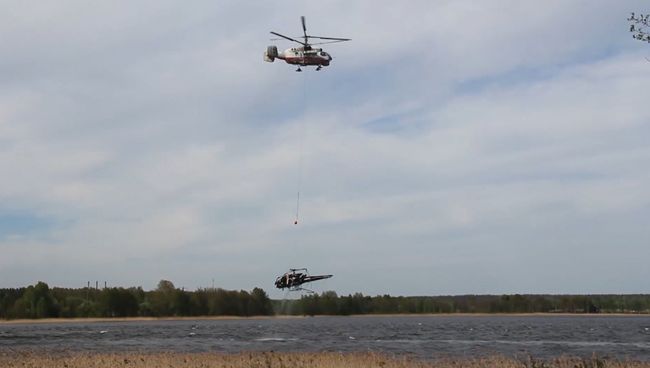 Спасатели подняли из воды упавший в озеро частный вертолет в Ленобласти Спасатели подняли из воды упавший в озеро частный вертолет в Ленобласти