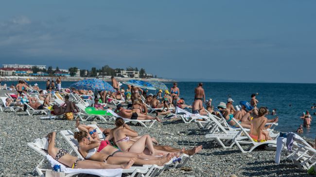 Отдыхающие на пляже в Сочи Отдыхающие на пляже в Сочи