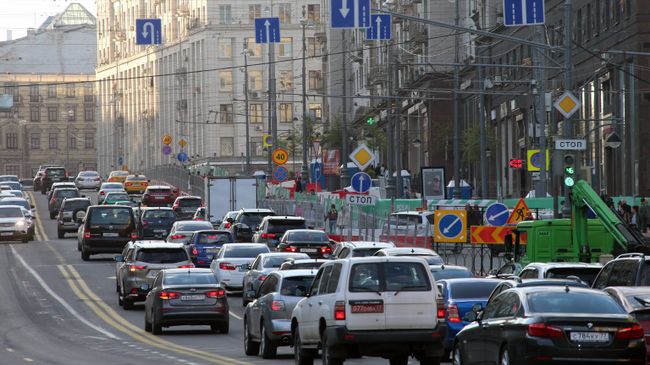 Автомобили на Тверской улице в Москве во время ее реконструкции. Архивное фото Автомобили на Тверской улице в Москве во время ее реконструкции. Архивное фото