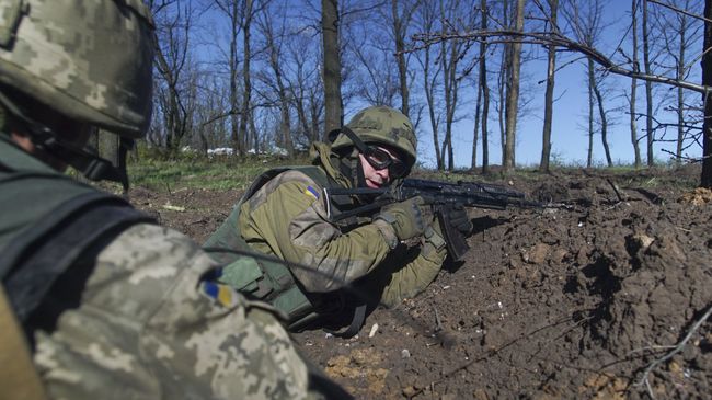Украинские военные неподалеку от границы с Донецкой областью. Архивное фото Украинские военные неподалеку от границы с Донецкой областью. Архивное фото