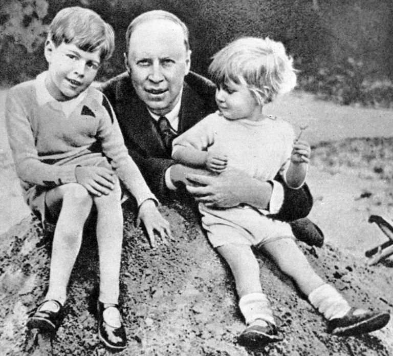 Композитор Сергей Прокофьев с сыновьями Святославом и Олегом. 11.07.1930 Композитор Сергей Прокофьев с сыновьями Святославом и Олегом. 11.07.1930