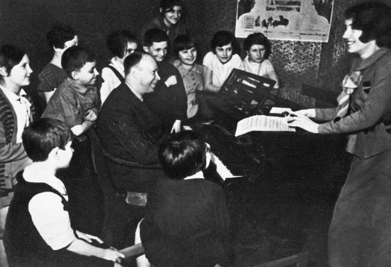 Композитор Сергей Прокофьев и народная артистка СССР Наталья Сац среди детей. 01.06.1936 Композитор Сергей Прокофьев и народная артистка СССР Наталья Сац среди детей. 01.06.1936