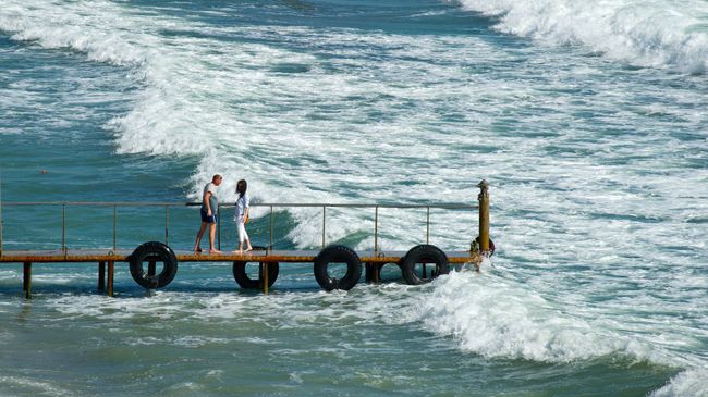 Отдыхающие на берегу Черного моря в поселке Орджоникидзе в Крыму. Архивное фото Отдыхающие на берегу Черного моря в поселке Орджоникидзе в Крыму. Архивное фото