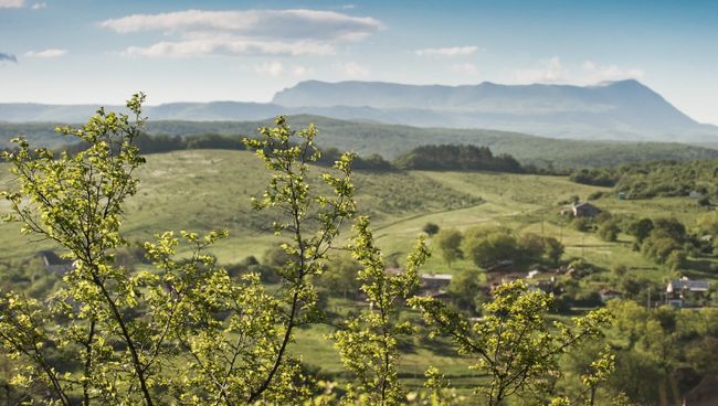 Вид на гору Чатыр-Даг и село Клиновка со стороны села Курцы Симферопольского района Крыма Вид на гору Чатыр-Даг и село Клиновка со стороны села Курцы Симферопольского района Крыма
