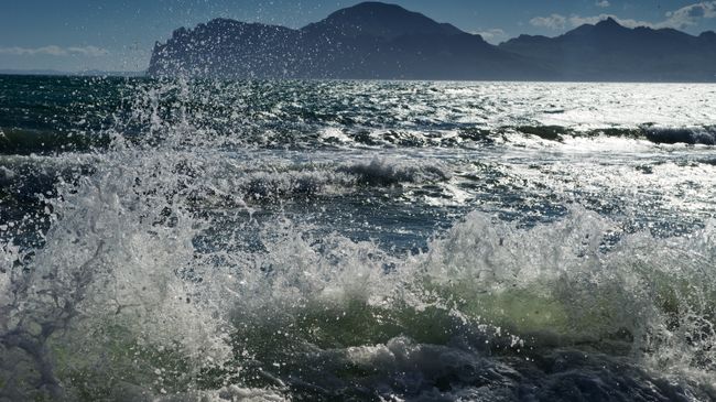 Морской прибой в поселке Орджоникидзе в Крыму. Архивное фото Морской прибой в поселке Орджоникидзе в Крыму. Архивное фото