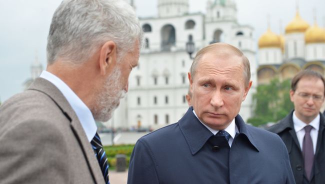 Президент России Владимир Путин во время осмотра парка в Кремле, разбитого на территории бывшего 14 корпуса Московского Кремля Президент России Владимир Путин во время осмотра парка в Кремле, разбитого на территории бывшего 14 корпуса Московского Кремля