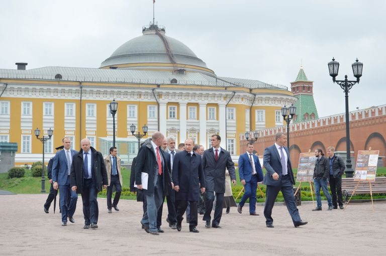 Президент России Владимир Путин во время осмотра парка в Кремле, разбитого на территории бывшего 14 корпуса Московского Кремля Президент России Владимир Путин во время осмотра парка в Кремле, разбитого на территории бывшего 14 корпуса Московского Кремля
