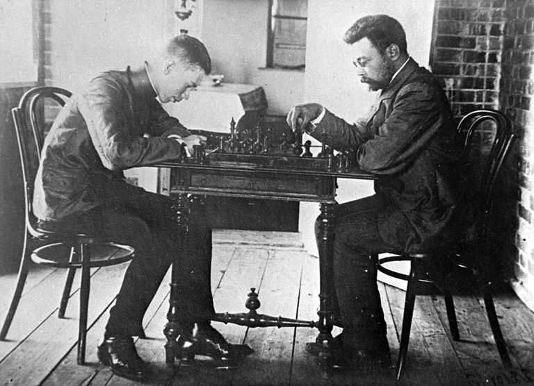 Композитор Сергей Сергеевич Прокофьев играет партию в шахматы. 1907 или 1908 год Композитор Сергей Сергеевич Прокофьев играет партию в шахматы. 1907 или 1908 год