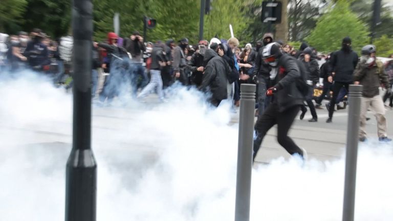 Дымовые шашки и водометы: во Франции прошли протесты против реформы труда Дымовые шашки и водометы: во Франции прошли протесты против реформы труда