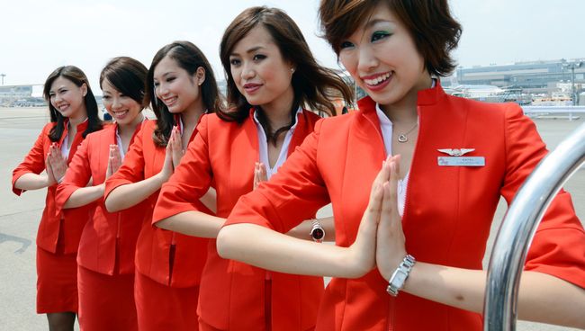 Бортпроводники авиакомпании Air Asia в аэропорту Нарита Бортпроводники авиакомпании Air Asia в аэропорту Нарита