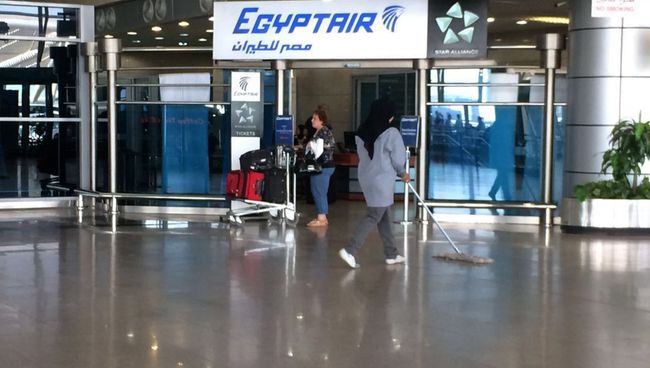 Логотип авиакомпании EgyptAir в аэропорту Каира, Египет. Архивное фото Логотип авиакомпании EgyptAir в аэропорту Каира, Египет. Архивное фото