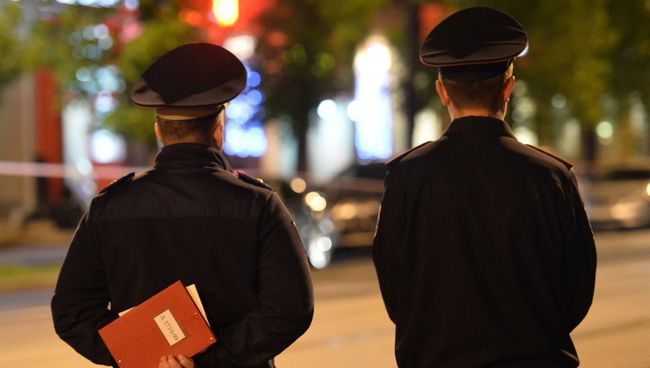 Сотрудники полиции у офиса Московского Кредитного Банка (МКБ) на востоке Москвы