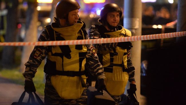 Сотрудники полиции у офиса Московского Кредитного Банка (МКБ) на востоке Москвы
