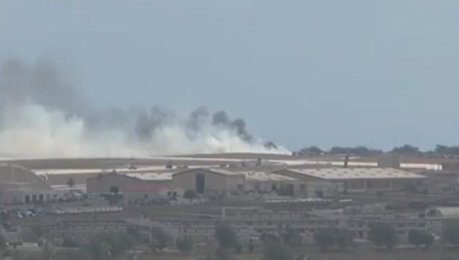 Густой дым поднимался над местом крушения американского B-52 в Гуаме Густой дым поднимался над местом крушения американского B-52 в Гуаме