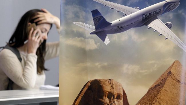 Журналист у стойки EgyptAir в аэропорту Шарля де Голля в Париже, Франция. 19 мая 2016 Журналист у стойки EgyptAir в аэропорту Шарля де Голля в Париже, Франция. 19 мая 2016