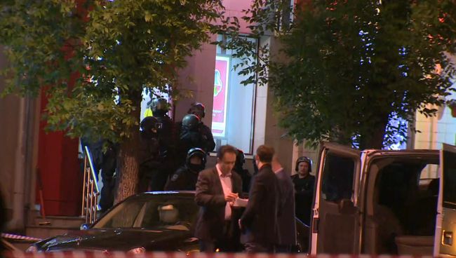 Спецназ ликвидировал налетчика на банк в Москве. Съемка с места ЧП