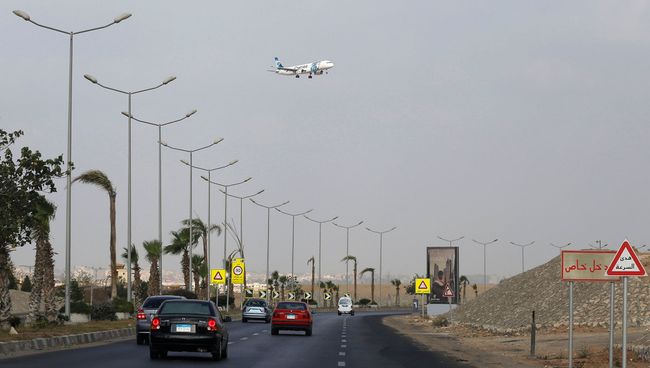 Самолет авиакомпании EgyptAir готовится совершить посадку в аэропорту Каира, Египет