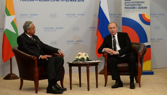 Президент Российской Федерации Владимир Путин и президент Республики Мьянма Тхин Чжо во время двусторонней встречи в конгресс-центре гостиницы Рэдиссон Блю Курорт. 19 мая 2016
