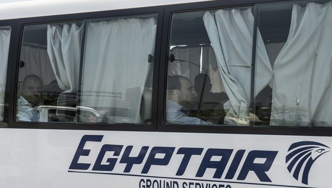 Родственники пассажиров самолета EgyptAir MS804 летевшего из Парижа в Каир в аэропорту Каира Родственники пассажиров самолета EgyptAir MS804 летевшего из Парижа в Каир в аэропорту Каира