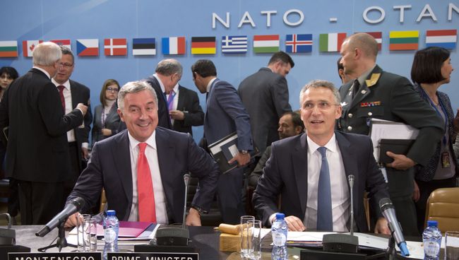 Премьер-министр Черногории Мило Джуканович и генсек НАТО Йенс Столтенберг во время церемонии подписания протокола о вступлении Черногории в НАТО. Архивное фото Премьер-министр Черногории Мило Джуканович и генсек НАТО Йенс Столтенберг во время церемонии подписания протокола о вступлении Черногории в НАТО. Архивное фото