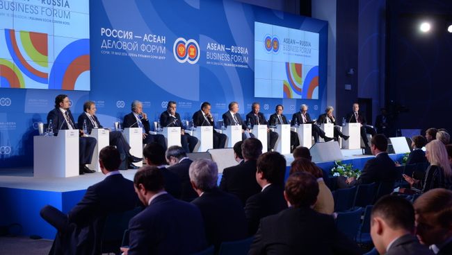 Участники пленарного заседания Партнерство Россия-АСЕАН в новой интеграционной архитектуре азиатско-тихоокеанского региона: возможности для бизнеса