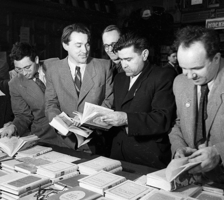 Писатель Борис Полевой и летчик, Герой Советского союза Алексей Маресьев на книжном базаре Писатель Борис Полевой и летчик, Герой Советского союза Алексей Маресьев на книжном базаре