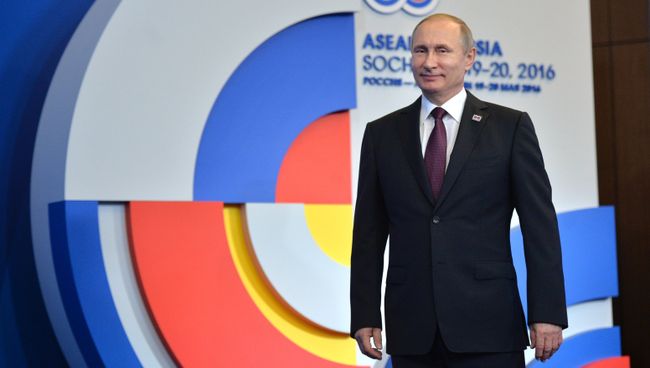 Президент Российской Федерации Владимир Путин на церемонии приветствия глав делегаций-участников саммита Россия — АСЕАН Президент Российской Федерации Владимир Путин на церемонии приветствия глав делегаций-участников саммита Россия — АСЕАН
