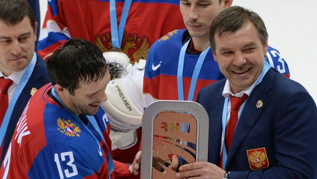 Капитан сборной России Павел Дацюк и главный тренер сборной России Олег Знарок с Кубком за третье место чемпионата мира по хоккею