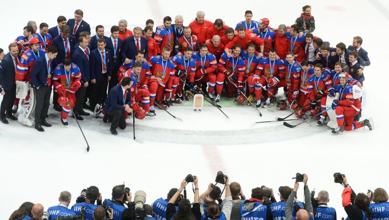 Игроки сборной России с Кубком за третье место чемпионата мира по хоккею