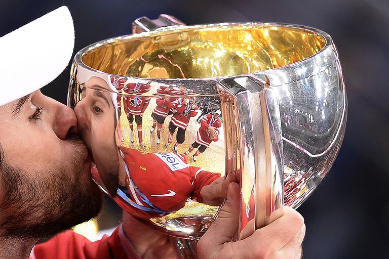 Игроки сборной Канады на церемонии награждения чемпионата мира по хоккею Игроки сборной Канады на церемонии награждения чемпионата мира по хоккею