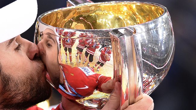 Игроки сборной Канады на церемонии награждения чемпионата мира по хоккею