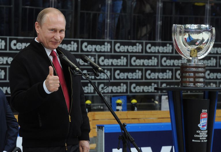Президент России Владимир Путин на церемонии награждения победителей чемпионата мира по хоккею Президент России Владимир Путин на церемонии награждения победителей чемпионата мира по хоккею