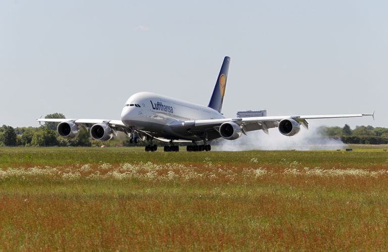 Самолет авиакомпании Lufthansa совершает посадку в аэропорту города Гамбург, Германия Самолет авиакомпании Lufthansa совершает посадку в аэропорту города Гамбург, Германия
