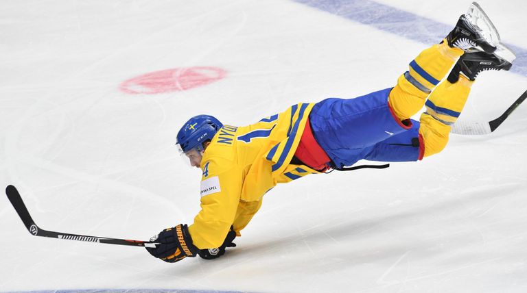 Игрок сборной Швеции Густав Нюквист в матче группового этапа чемпионата мира по хоккею между сборными командами Швеции и Дании Игрок сборной Швеции Густав Нюквист в матче группового этапа чемпионата мира по хоккею между сборными командами Швеции и Дании