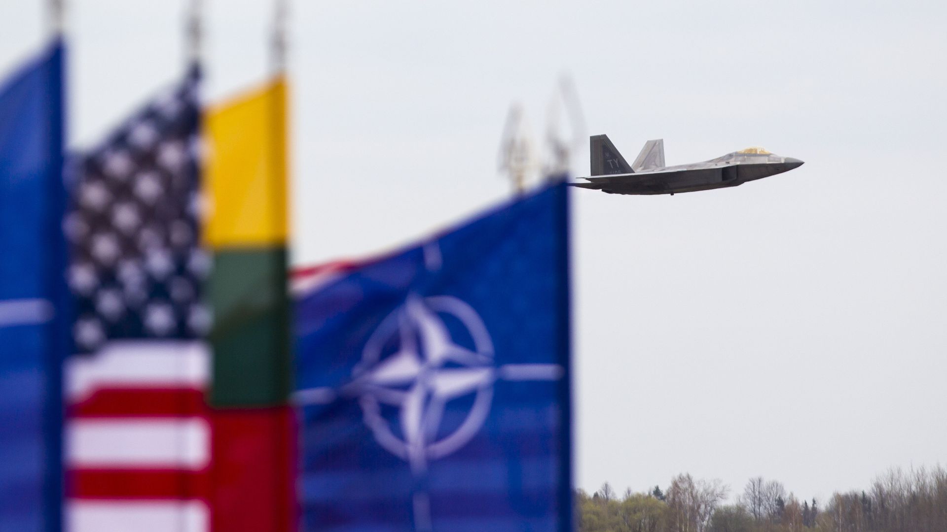 Истребитель ВВС США F-22 Raptor на авиабазе Зокняй, Литва Истребитель ВВС США F-22 Raptor на авиабазе Зокняй, Литва - РИА Новости, 1920, 10.04.2022