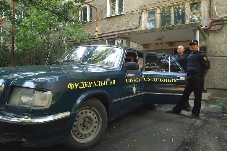Судебные приставы во время обхода квартир должников по квартплате