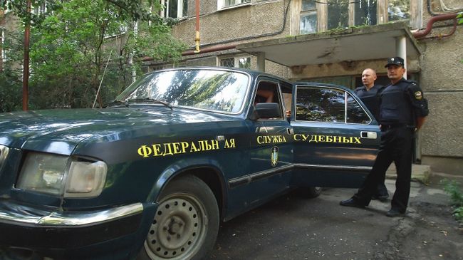 Судебные приставы во время обхода квартир должников по квартплате. Архивное фото