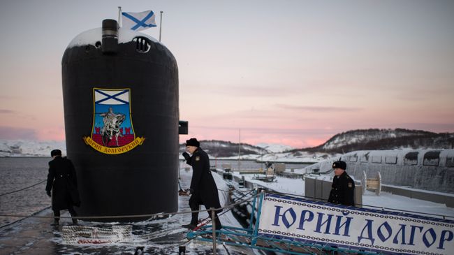 Атомная подводная лодка Юрий Долгорукий Северного флота ВМФ России на причале в Гаджиево Мурманской области. Архивное фото