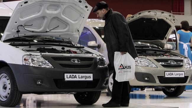 Мужчина у автомобиля LADA Largus. Архивное фото